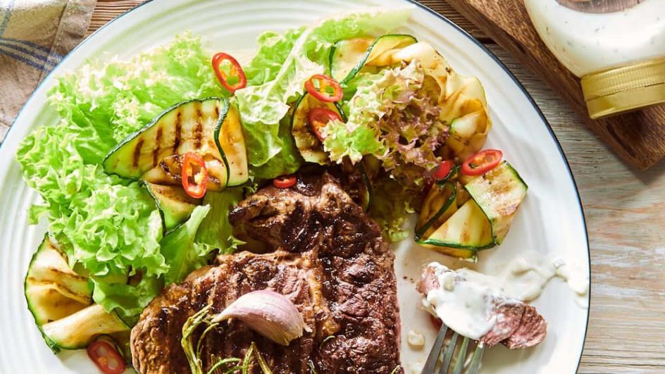 Grilovaný hovädzí entrecote, podávaný s grilovanou cuketou