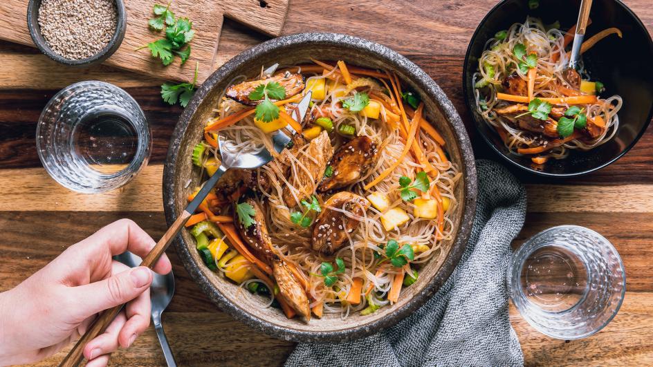 Sklenené rezance Teriyaki s kuracím mäsom a mangom