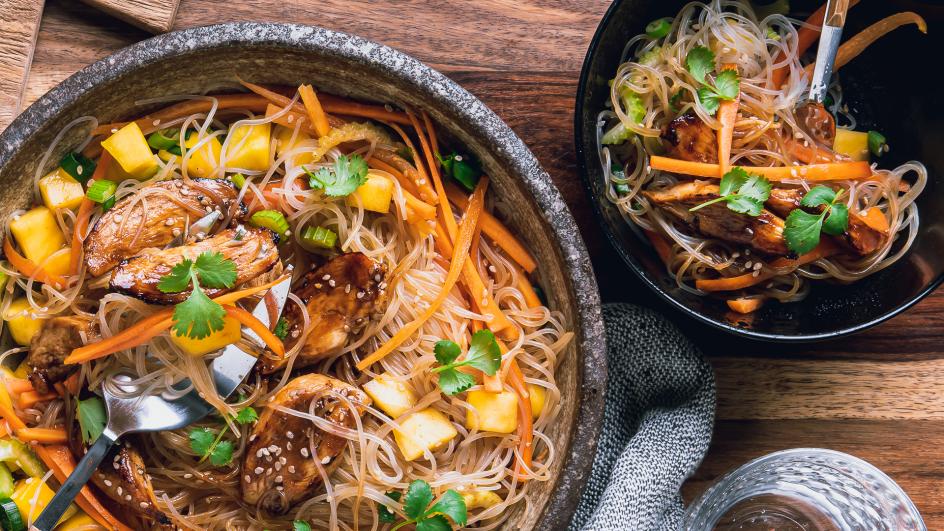 Sklenené rezance Teriyaki s kuracím mäsom a mangom