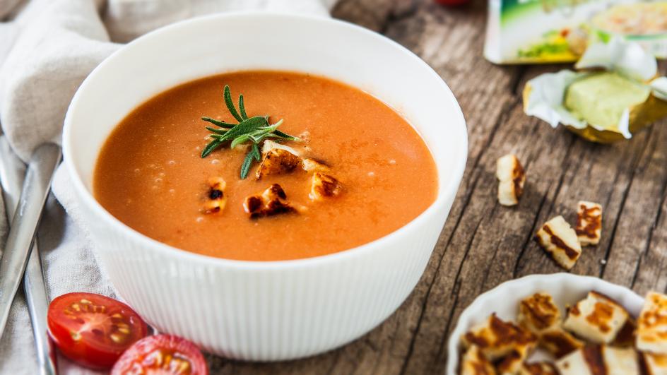 Polievka z pečených paradajok a syrom halloumi