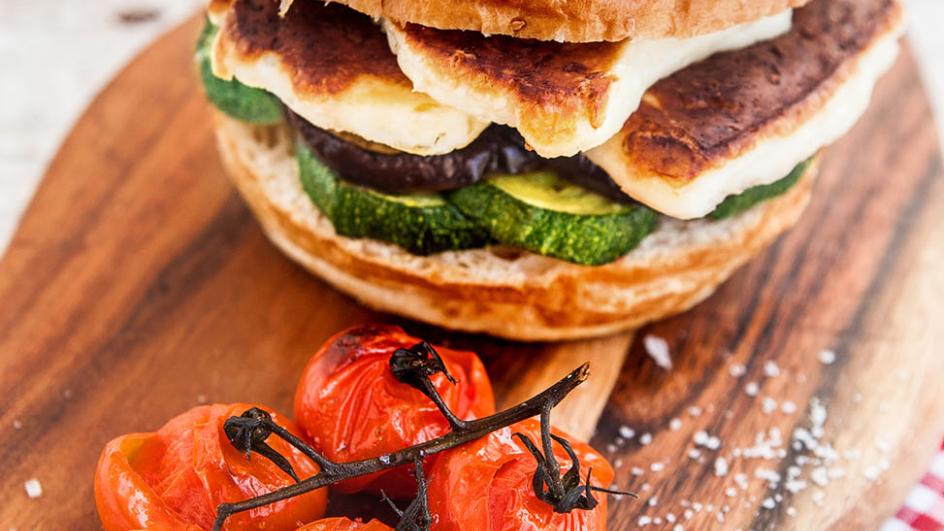 Burger s grilovanou zeleninou a syrom halloumi