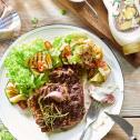 Grilovaný hovädzí entrecote, podávaný s grilovanou cuketou