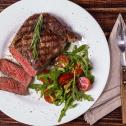 Šťavnatý hovädzí steak s korenistou omáčkou