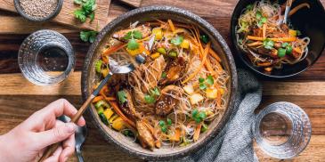 Sklenené rezance Teriyaki s kuracím mäsom a mangom