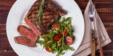Šťavnatý hovädzí steak s korenistou omáčkou