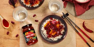 Miska s ryžou, fazuľami a čínskou sweet chilli omáčkou