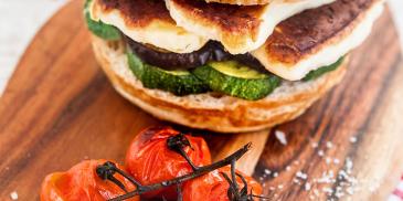 Burger s grilovanou zeleninou a syrom halloumi