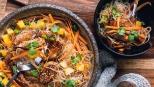 Sklenené rezance Teriyaki s kuracím mäsom a mangom